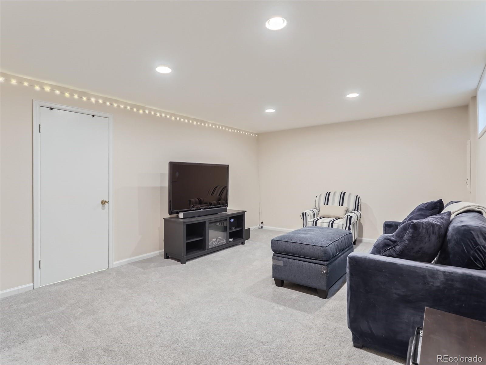 2433 E Fremont Court