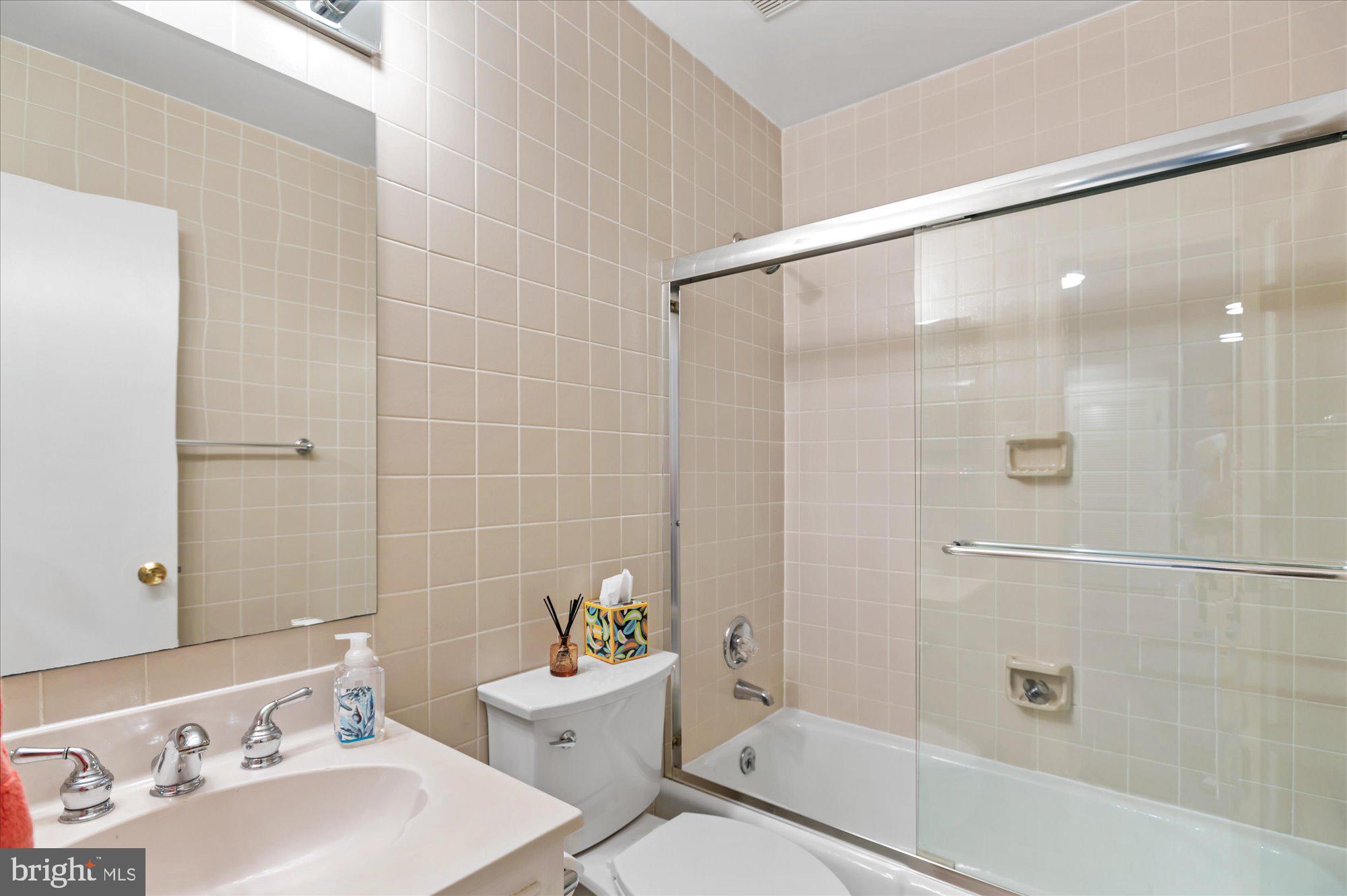 3908 Georgetown Ct NW