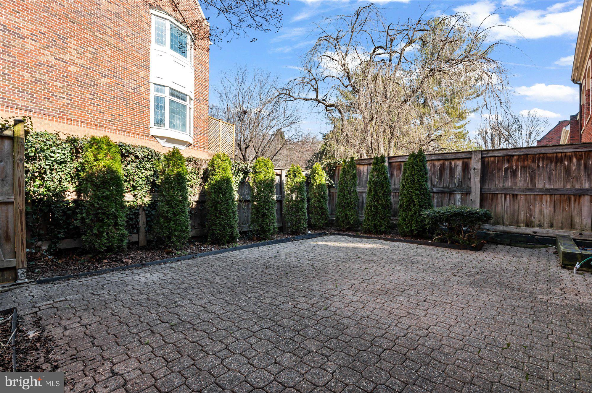 3908 Georgetown Ct NW