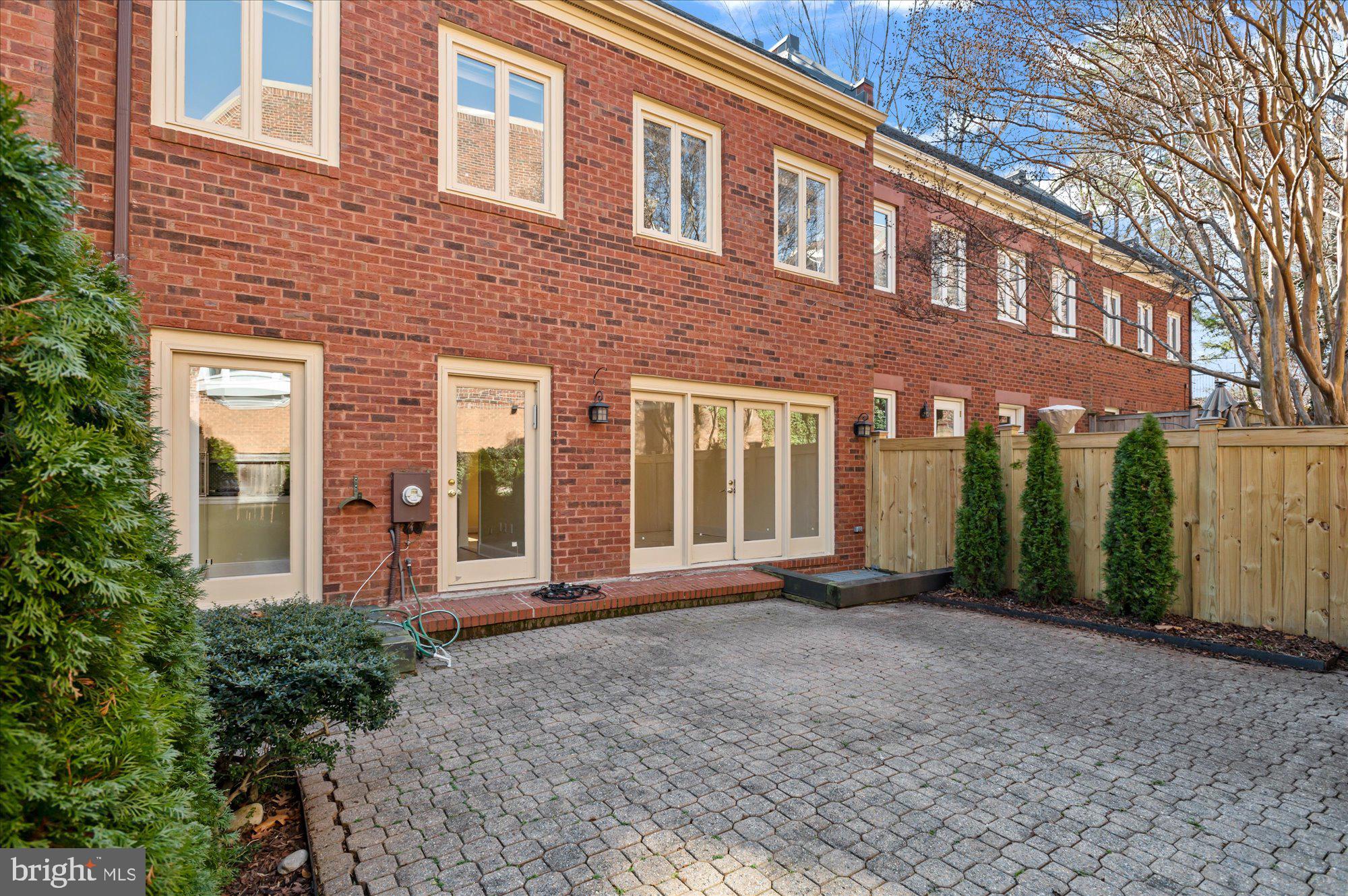 3908 Georgetown Ct NW