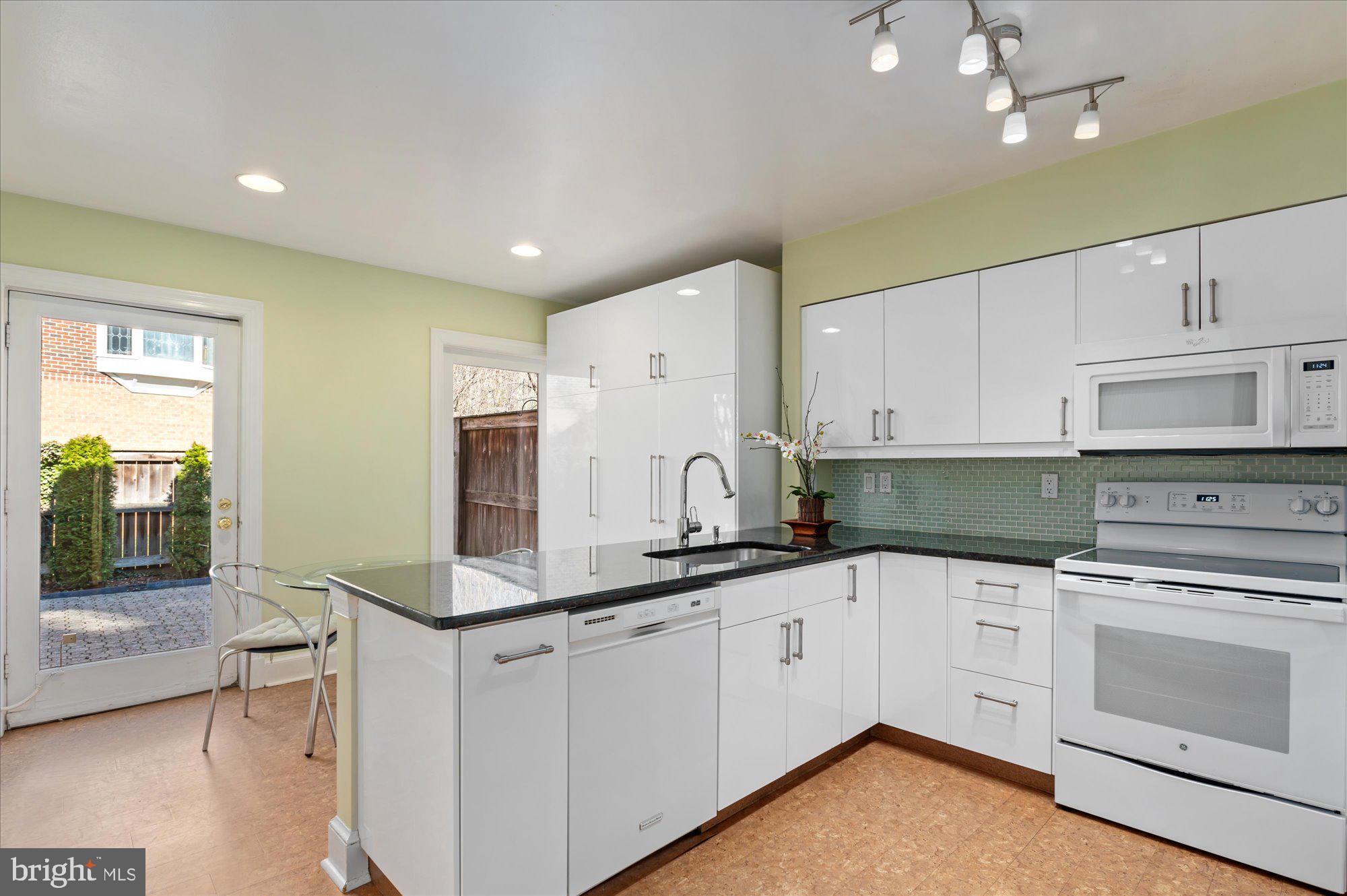 3908 Georgetown Ct NW