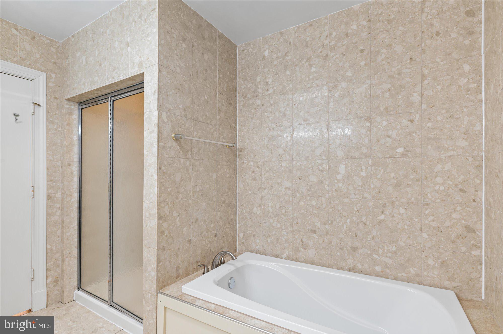 3908 Georgetown Ct NW