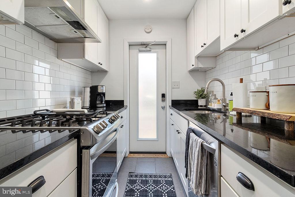 213 Hawaii Ave NE #2