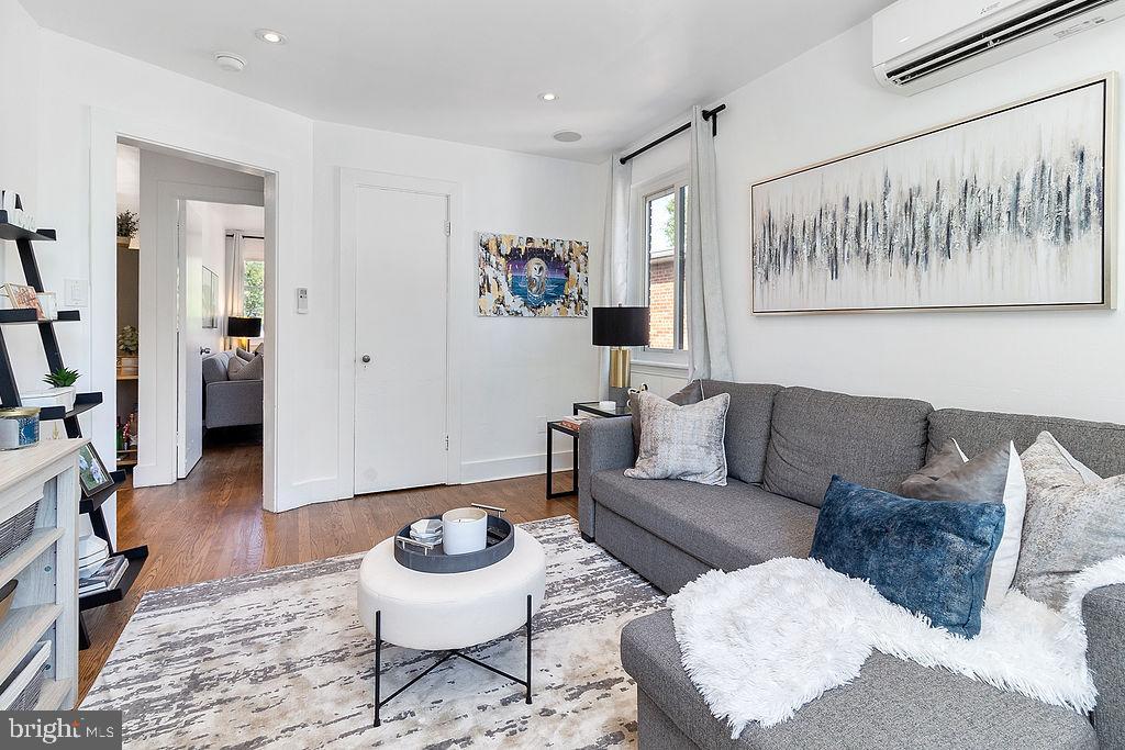 213 Hawaii Ave NE #2