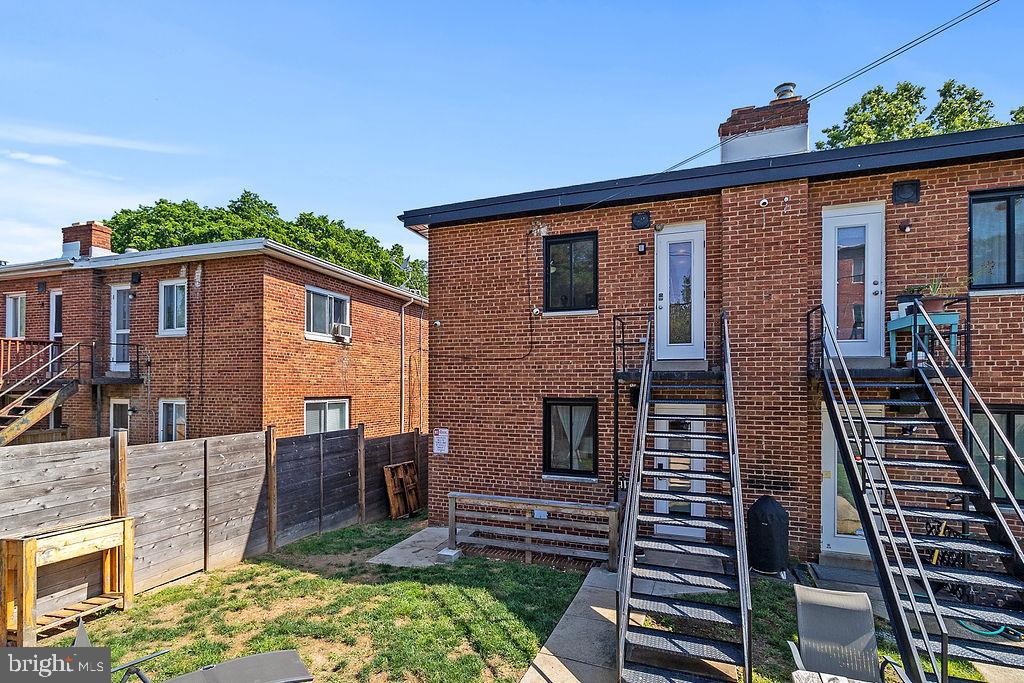 213 HAWAII AVE NE #2