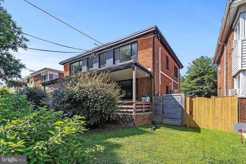 213 HAWAII AVE NE #2