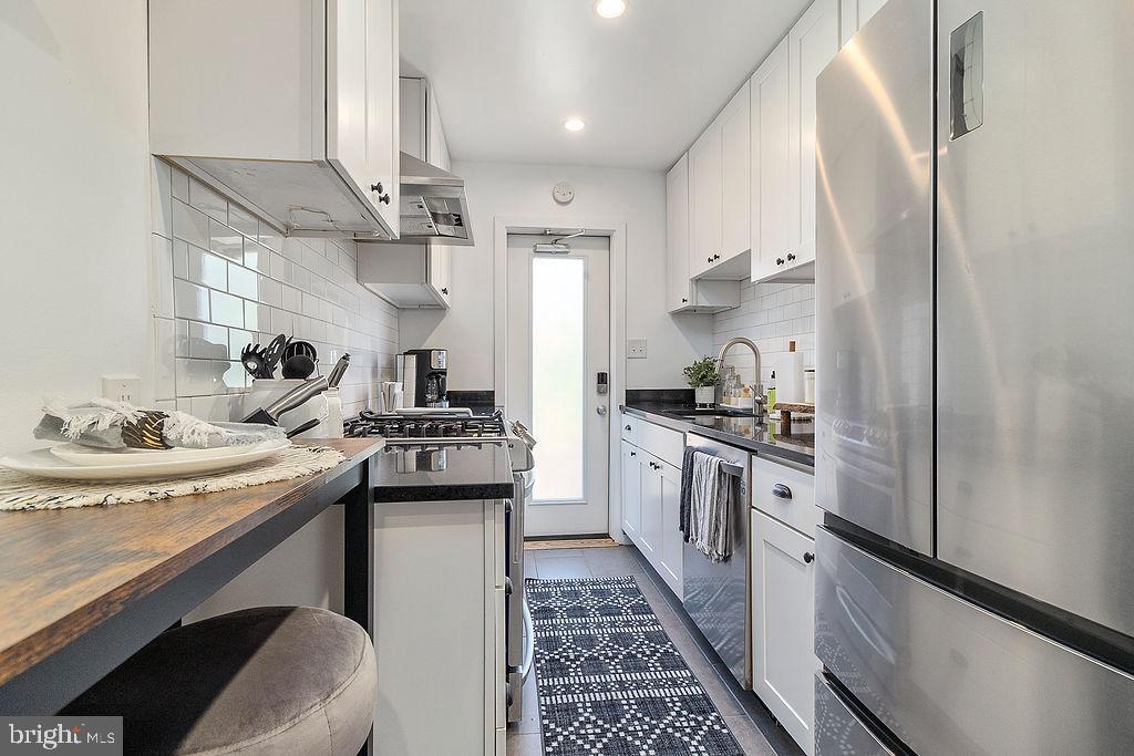 213 HAWAII AVE NE #2