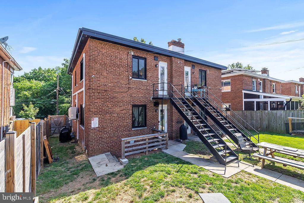 213 HAWAII AVE NE #2