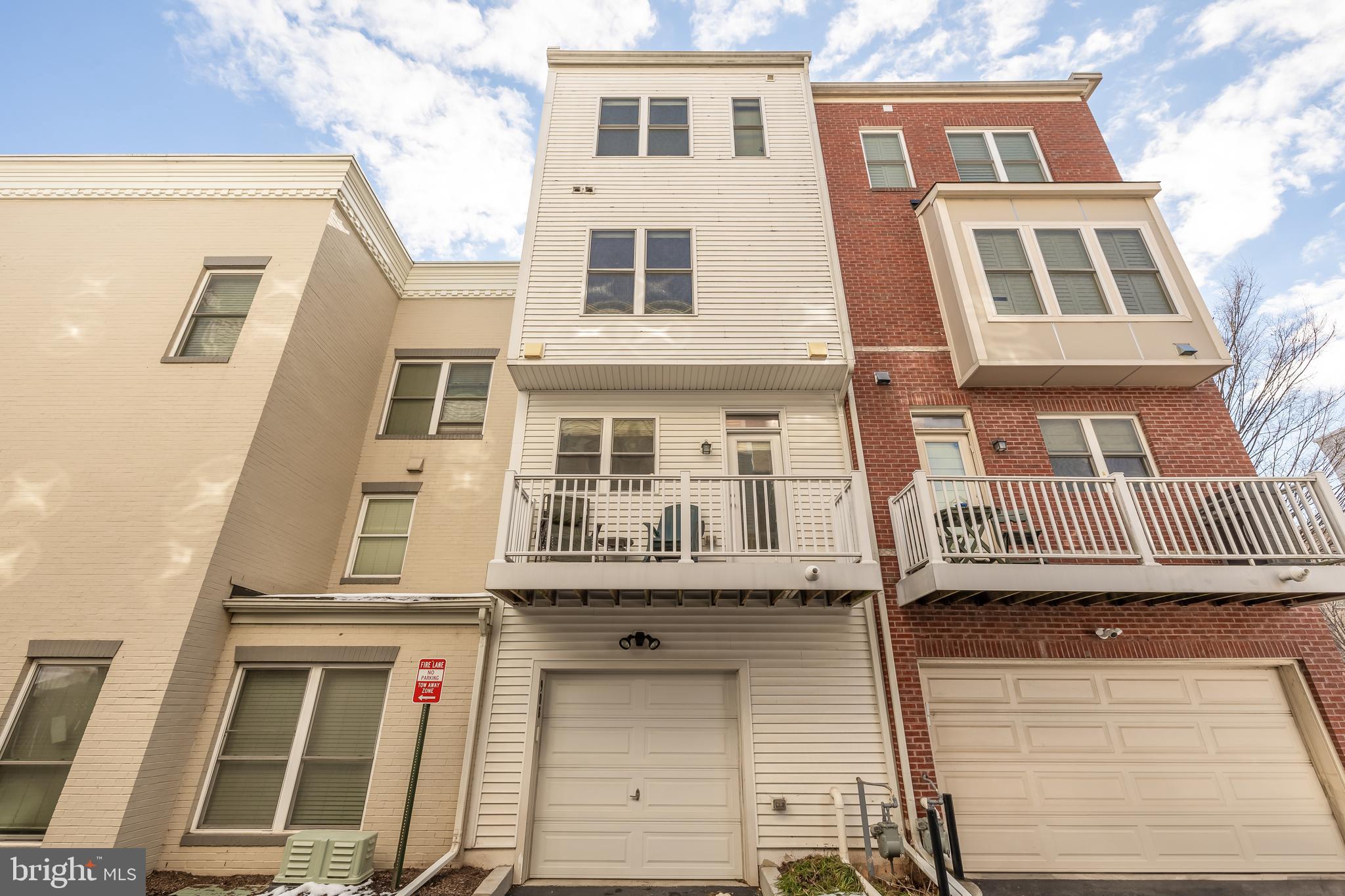 908 3rd Pl SE