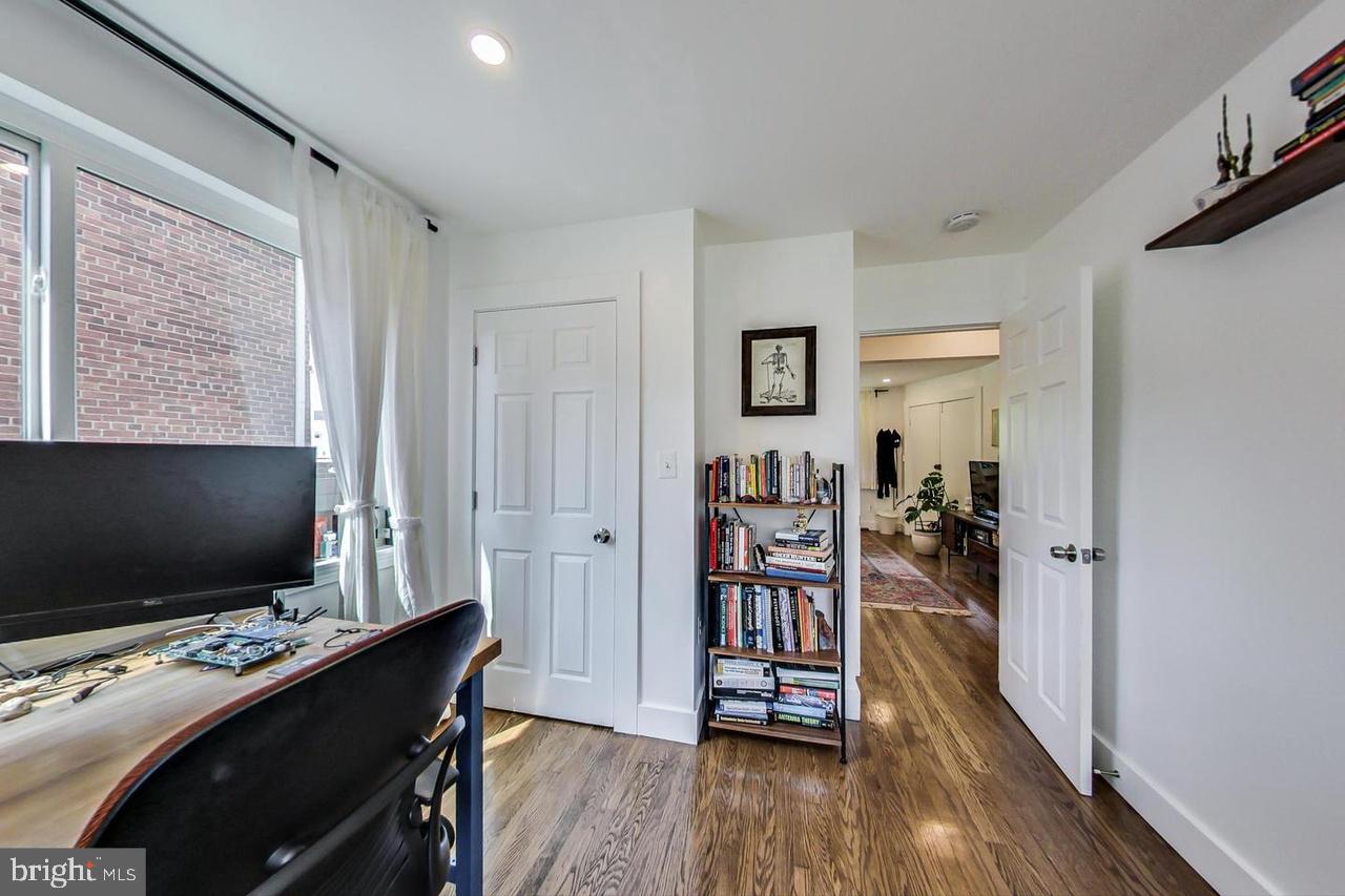 213 HAWAII AVENUE NE 1