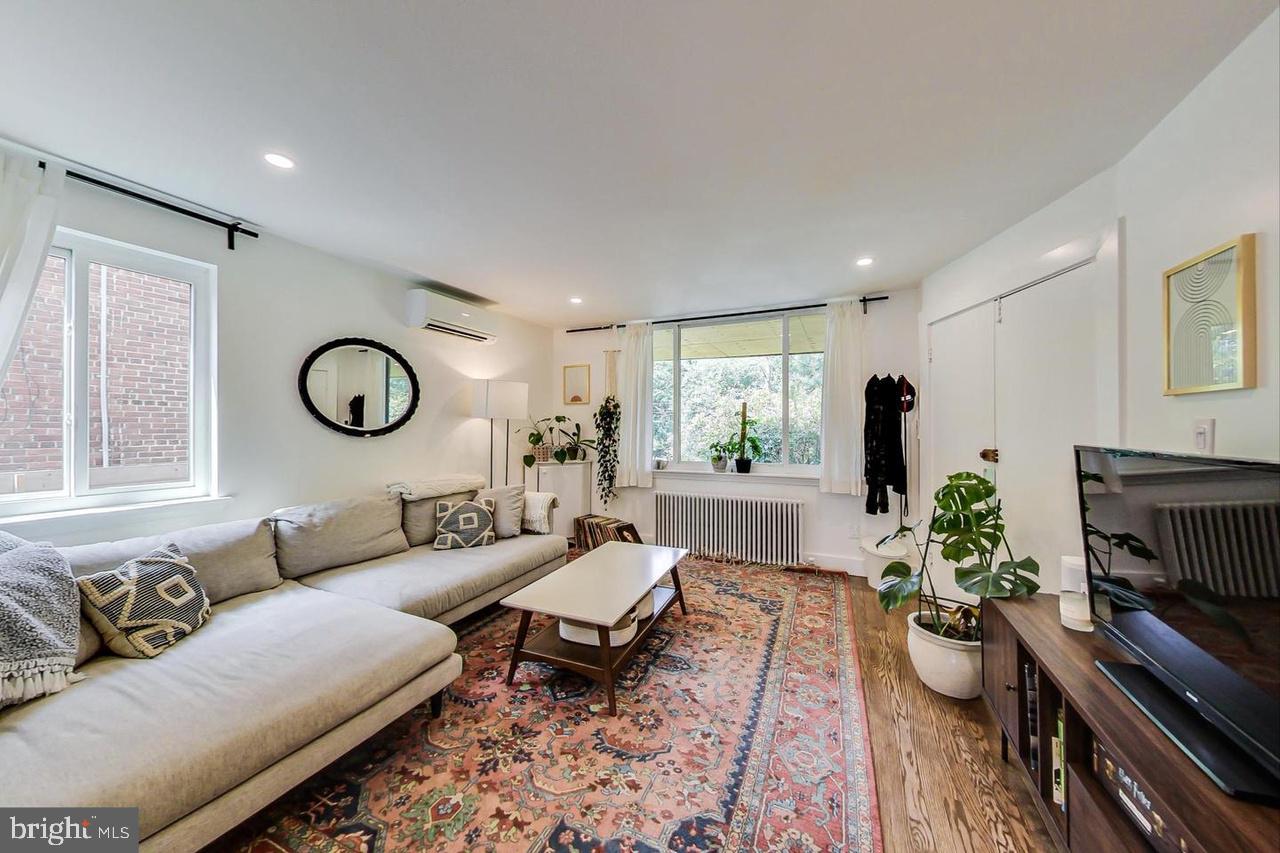 213 HAWAII AVENUE NE 1