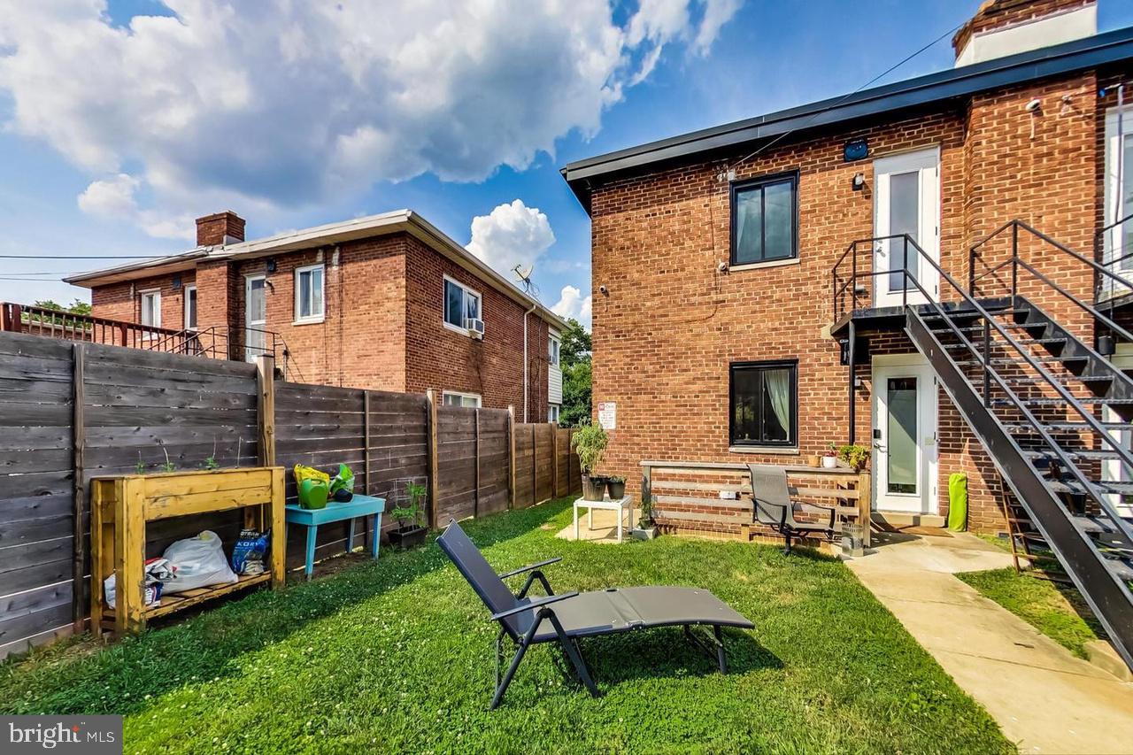 213 HAWAII AVENUE NE 1