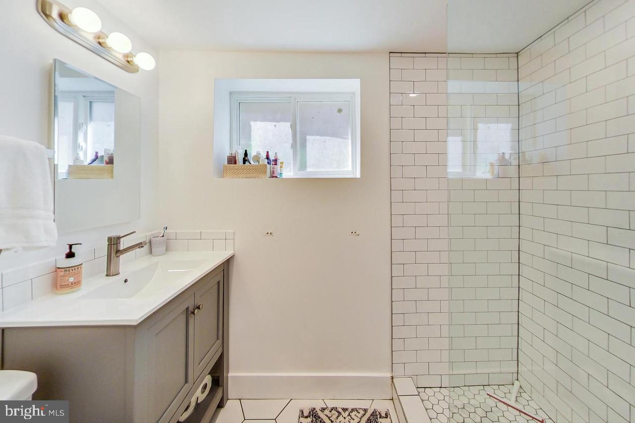 213 HAWAII AVENUE NE 1