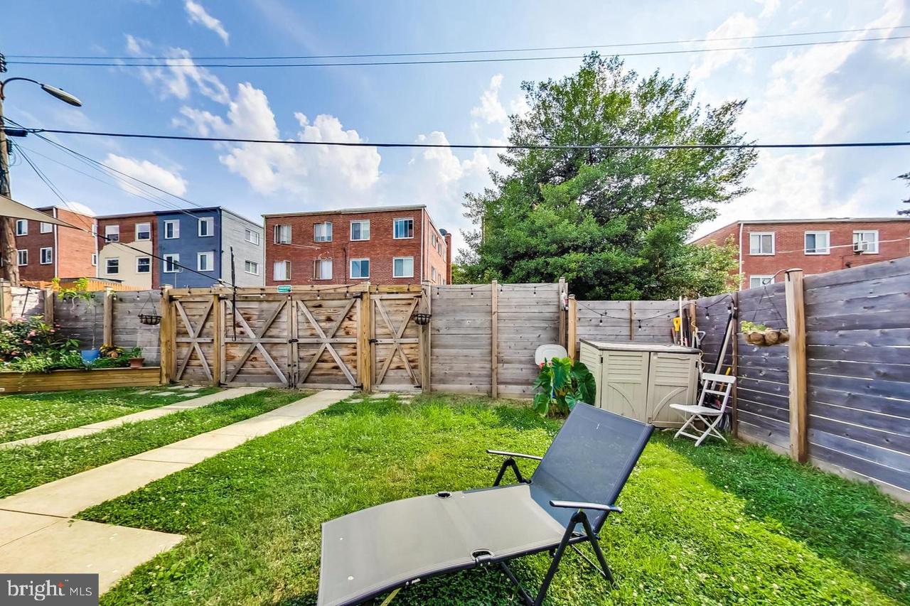 213 HAWAII AVENUE NE 1