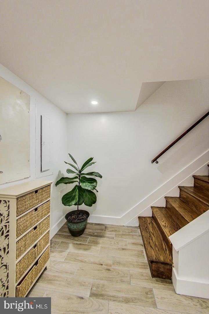 213 HAWAII AVENUE NE 1