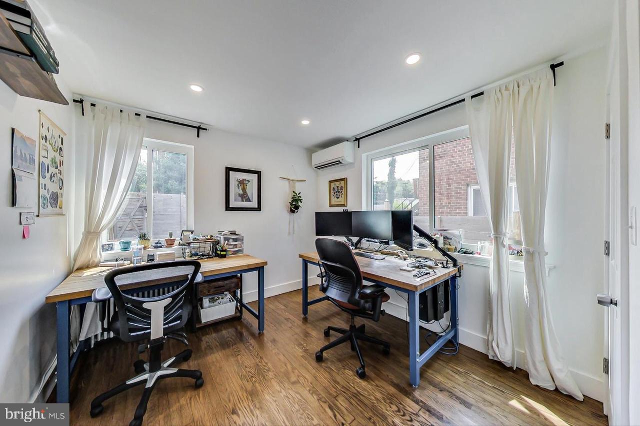 213 HAWAII AVENUE NE 1