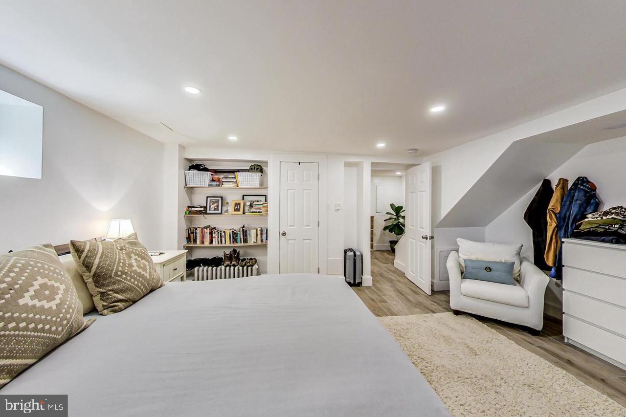 213 HAWAII AVENUE NE 1