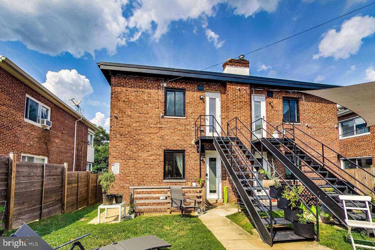 213 HAWAII AVENUE NE 1