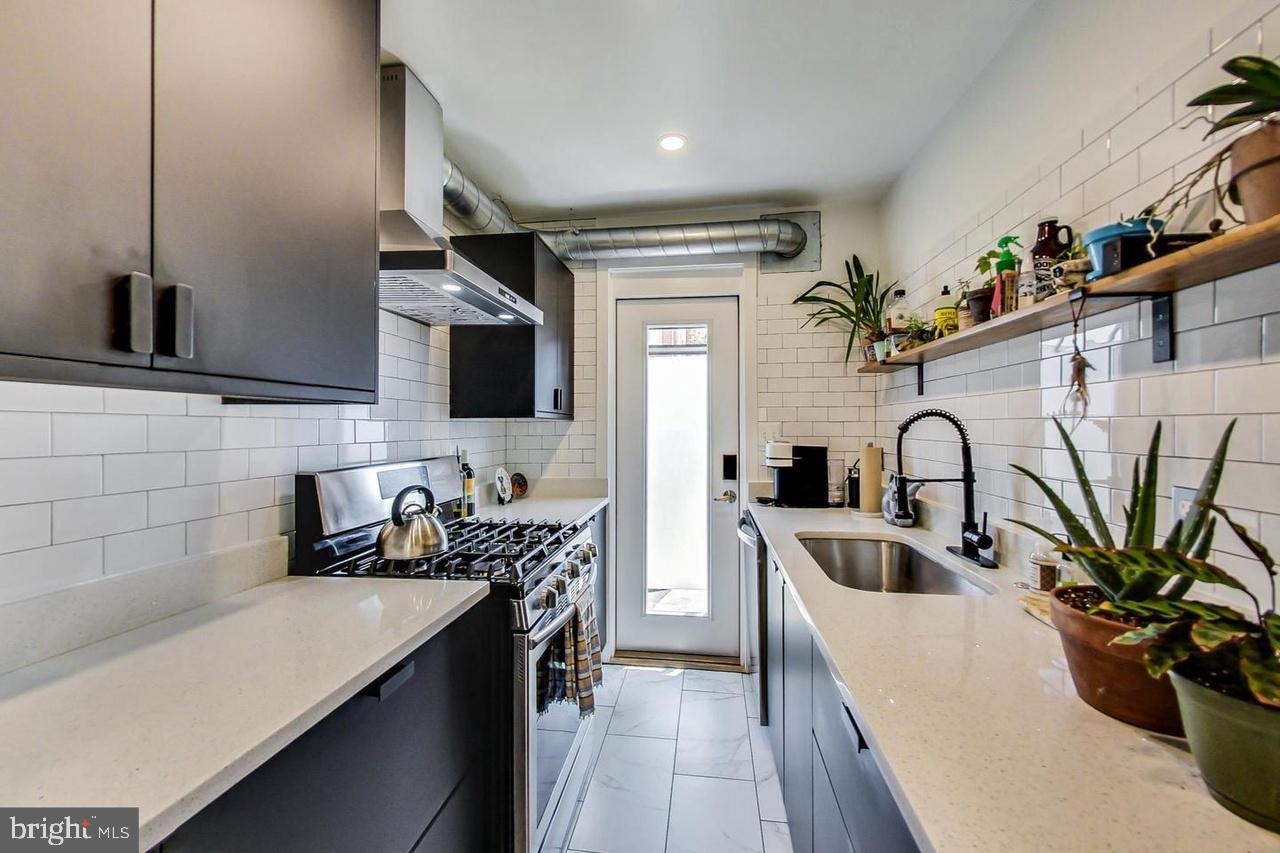 213 HAWAII AVENUE NE 1