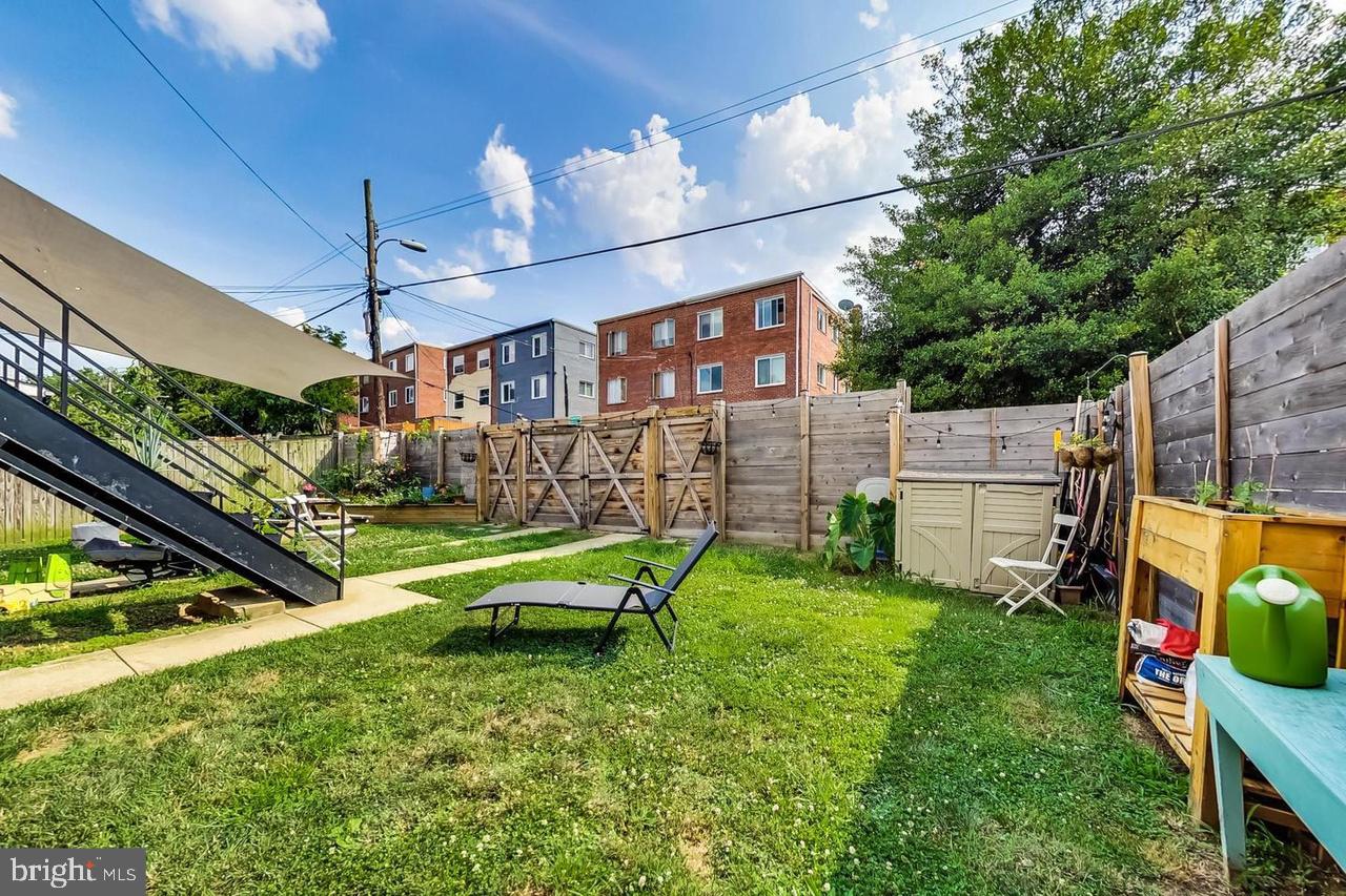 213 HAWAII AVENUE NE 1