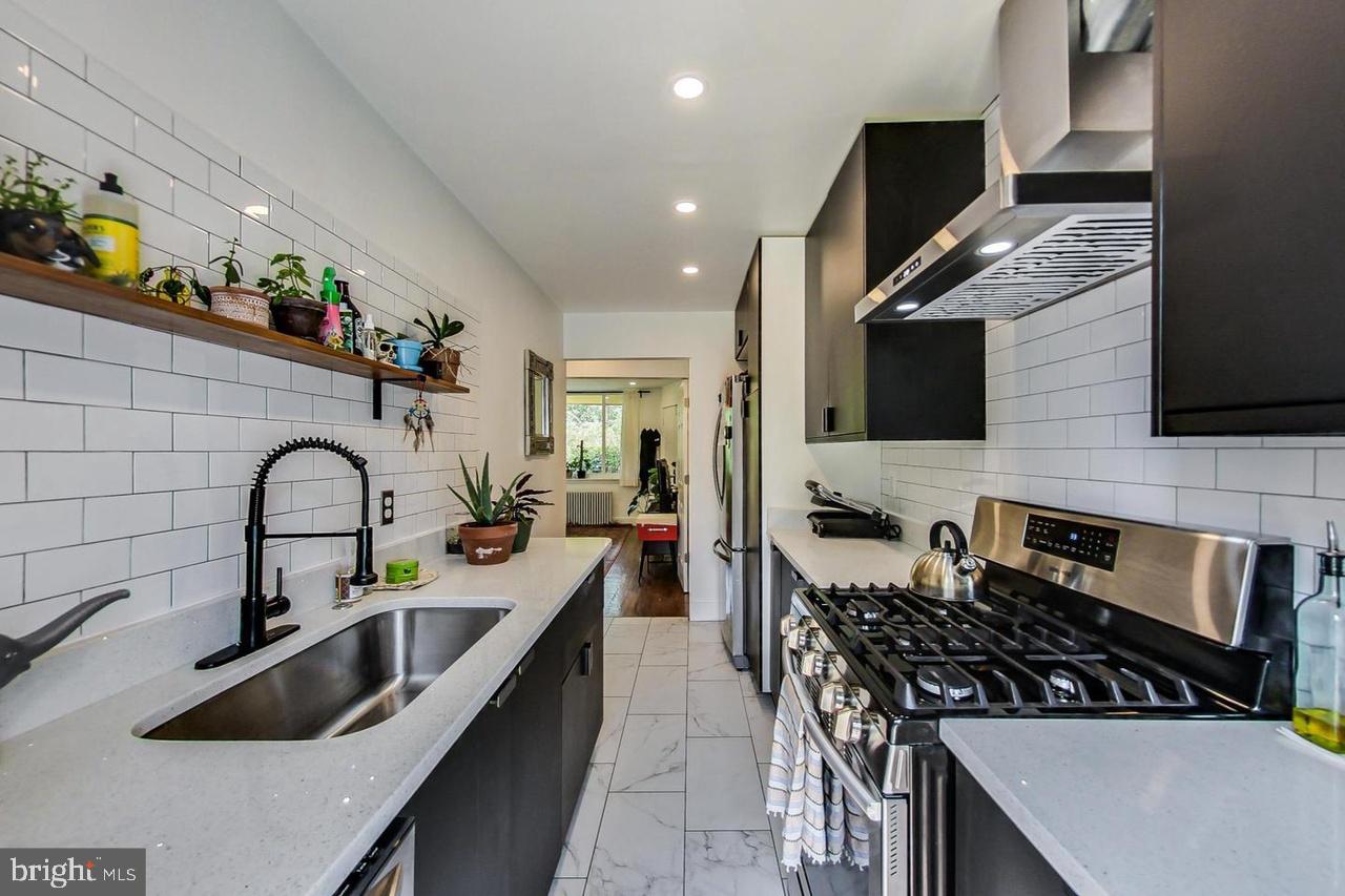 213 HAWAII AVENUE NE 1