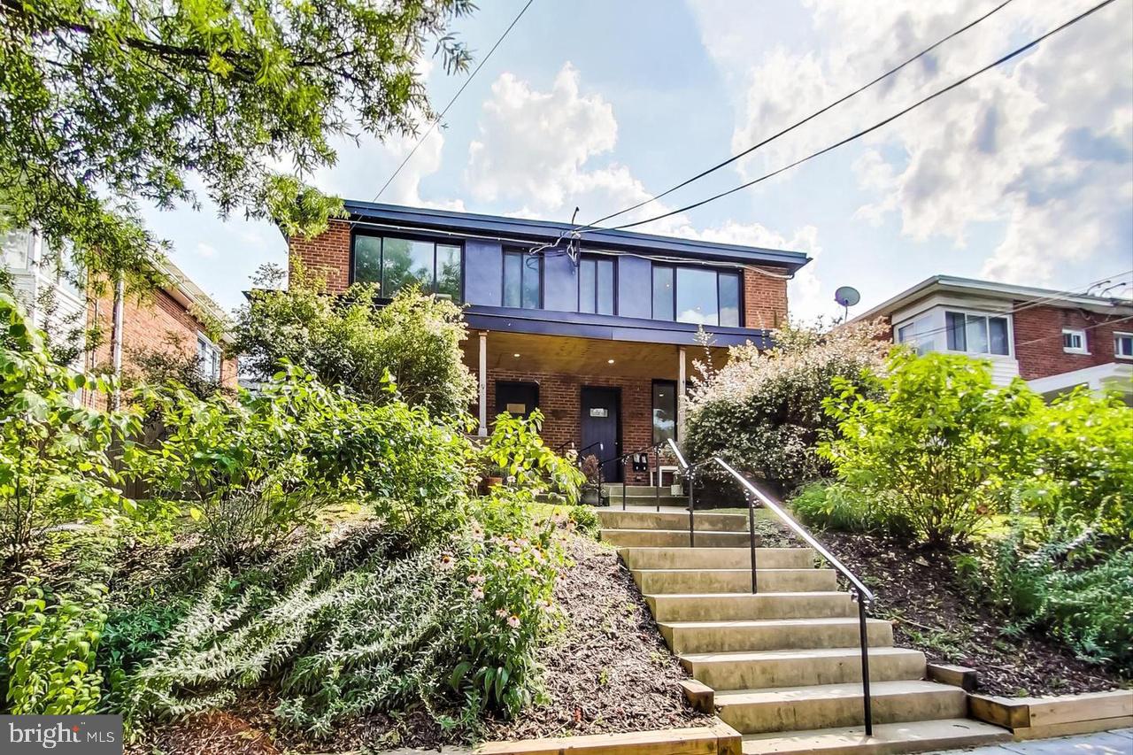 213 HAWAII AVENUE NE 1