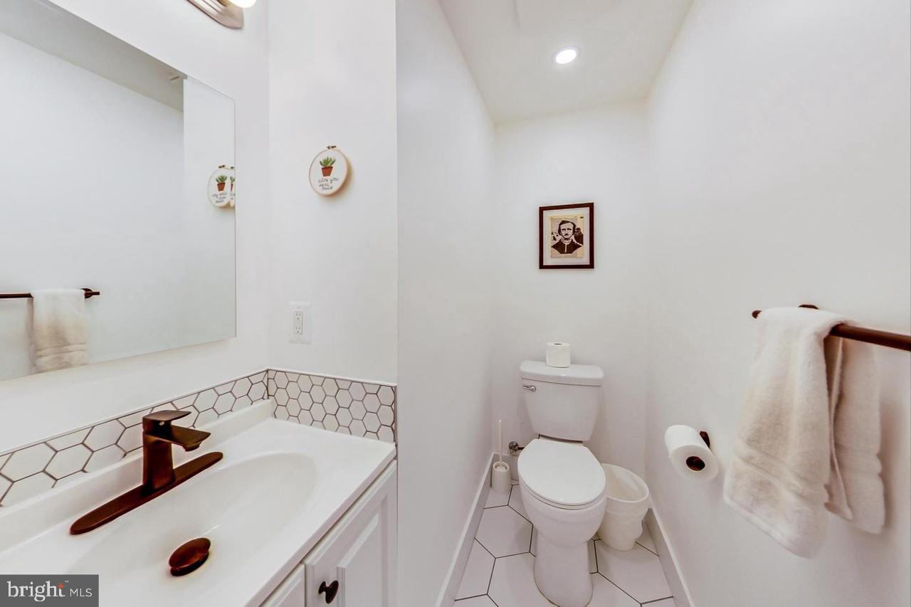 213 HAWAII AVENUE NE 1