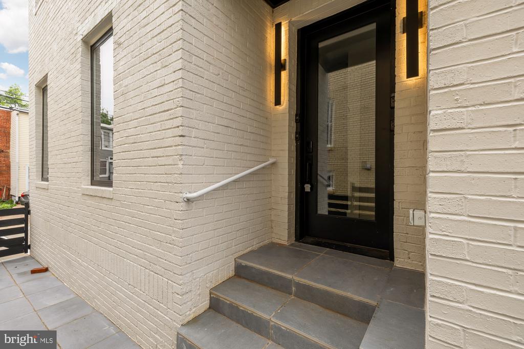 1140 OATES STREET NE Unit: 201