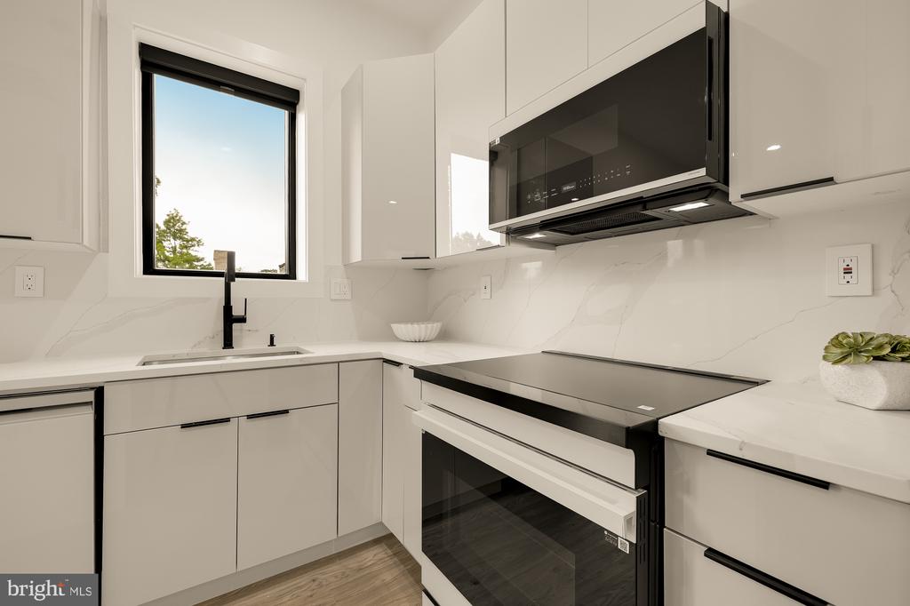 1140 OATES STREET NE Unit: 201