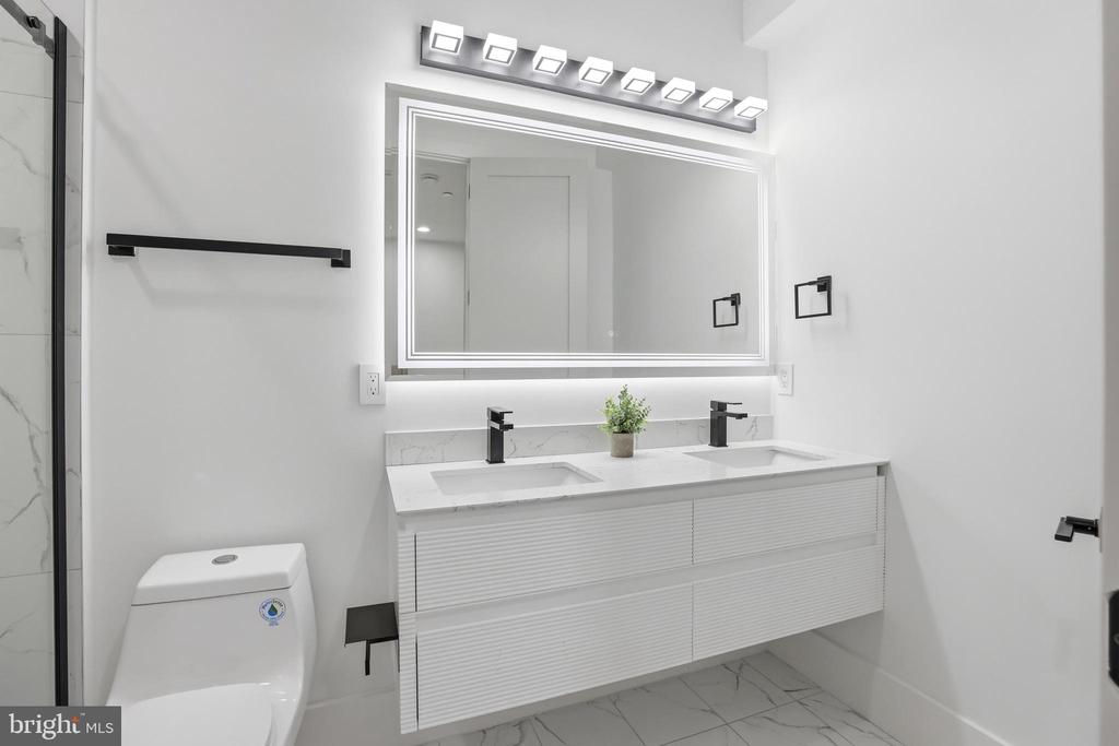 1140 OATES STREET NE Unit: 101