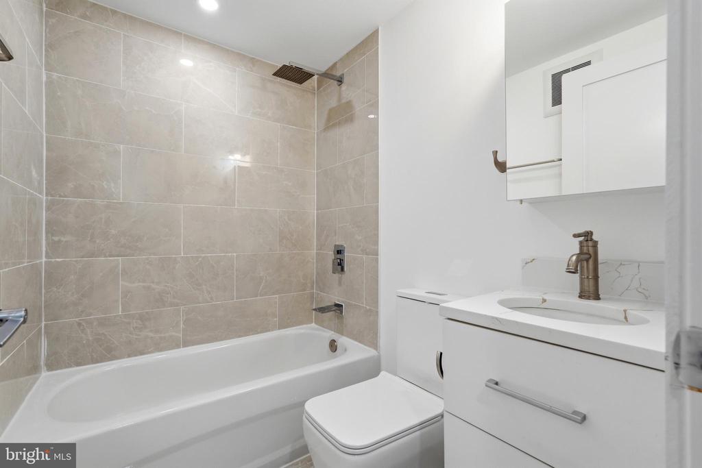 1810 CENTRAL PLACE NE Unit: 1