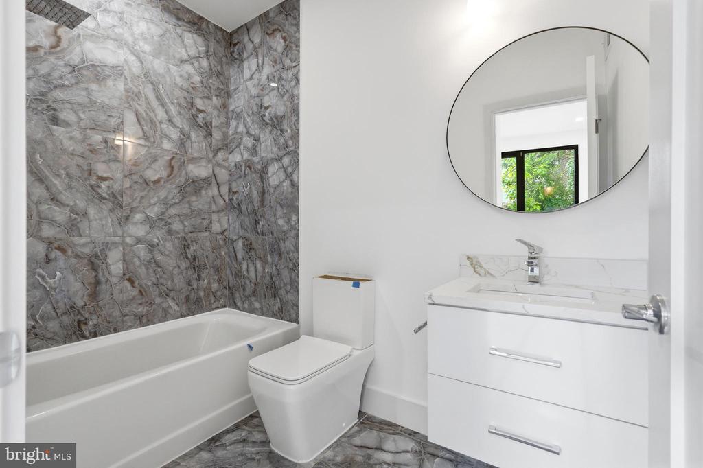 1810 CENTRAL PLACE NE Unit: 1