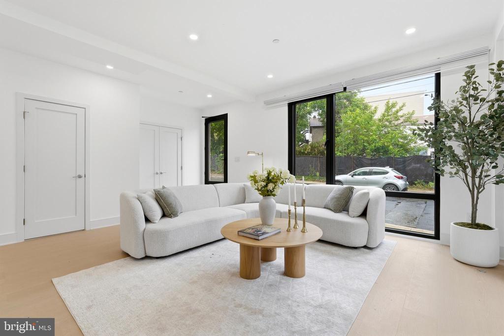 1810 CENTRAL PLACE NE Unit: 1
