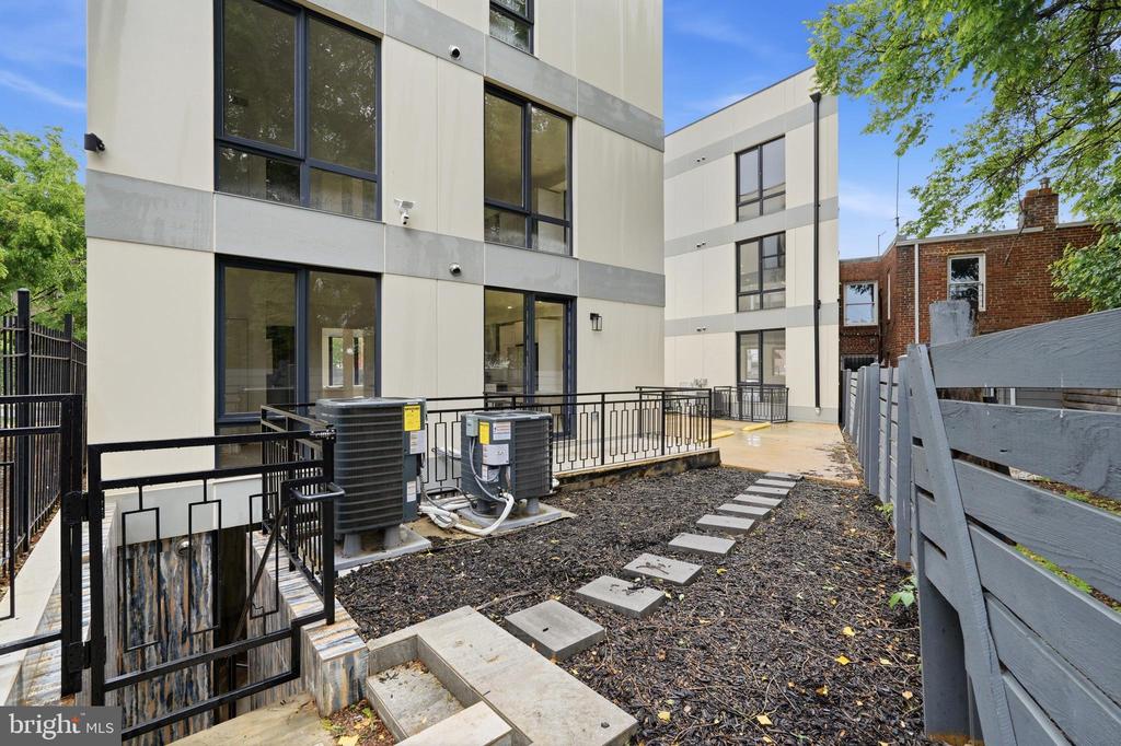 1810 CENTRAL PLACE NE Unit: 1