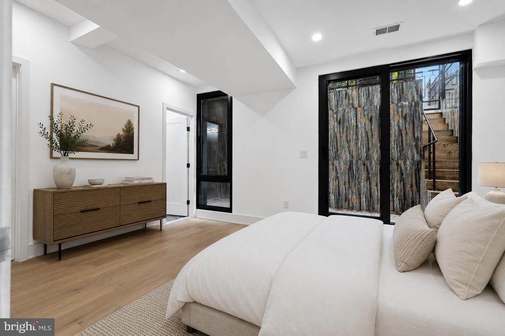 1810 CENTRAL PLACE NE Unit: 1
