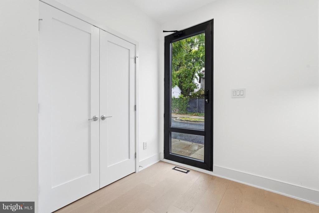 1810 CENTRAL PLACE NE Unit: 1