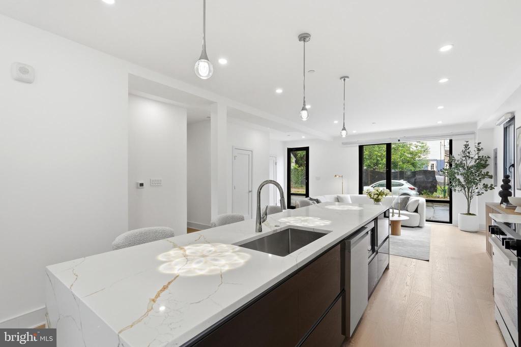1810 CENTRAL PLACE NE Unit: 1