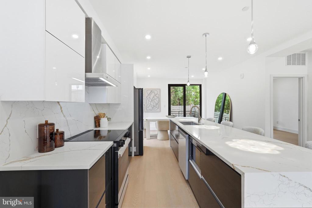 1810 CENTRAL PLACE NE Unit: 1