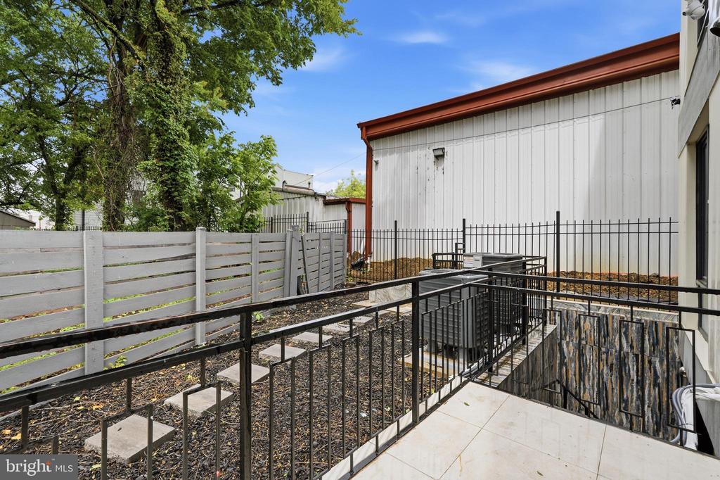 1810 CENTRAL PLACE NE Unit: 1