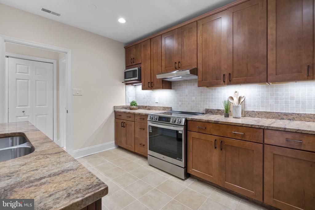 3203 SUTTON PLACE NW Unit: C