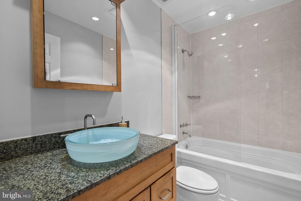 3203 SUTTON PLACE NW Unit: C