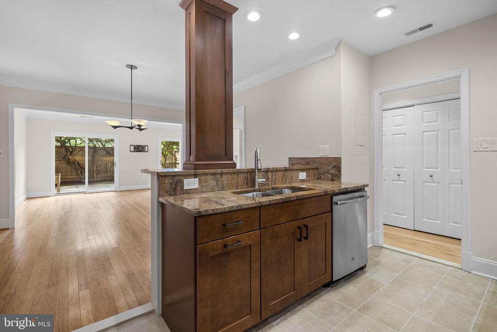 3203 SUTTON PLACE NW Unit: C