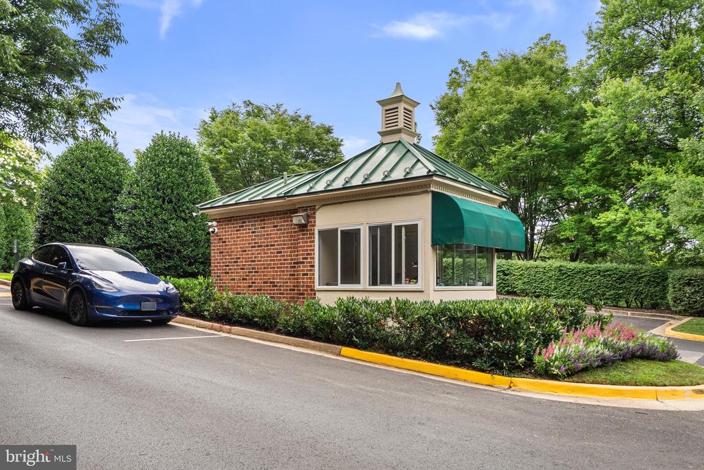 3203 SUTTON PLACE NW Unit: C