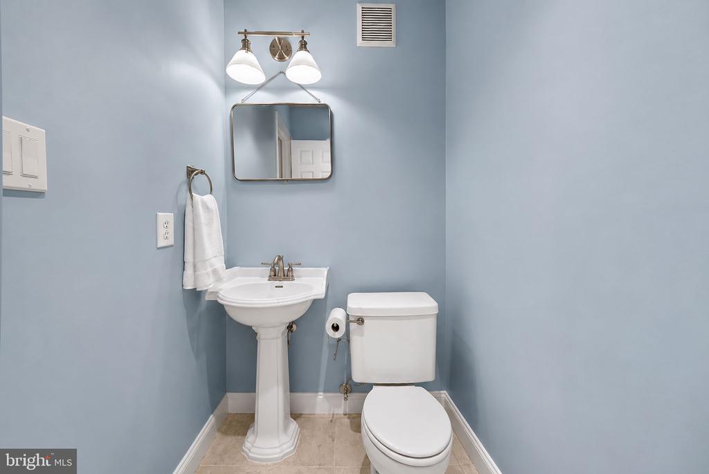 3203 SUTTON PLACE NW Unit: C