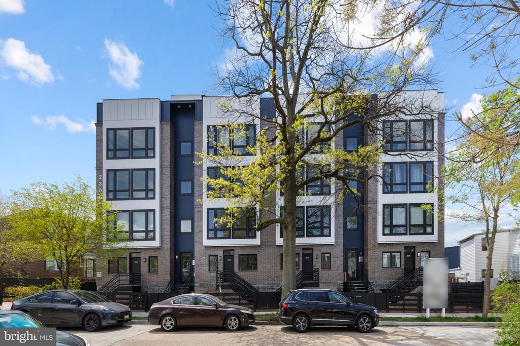 2305 NICHOLSON SE Unit: 202