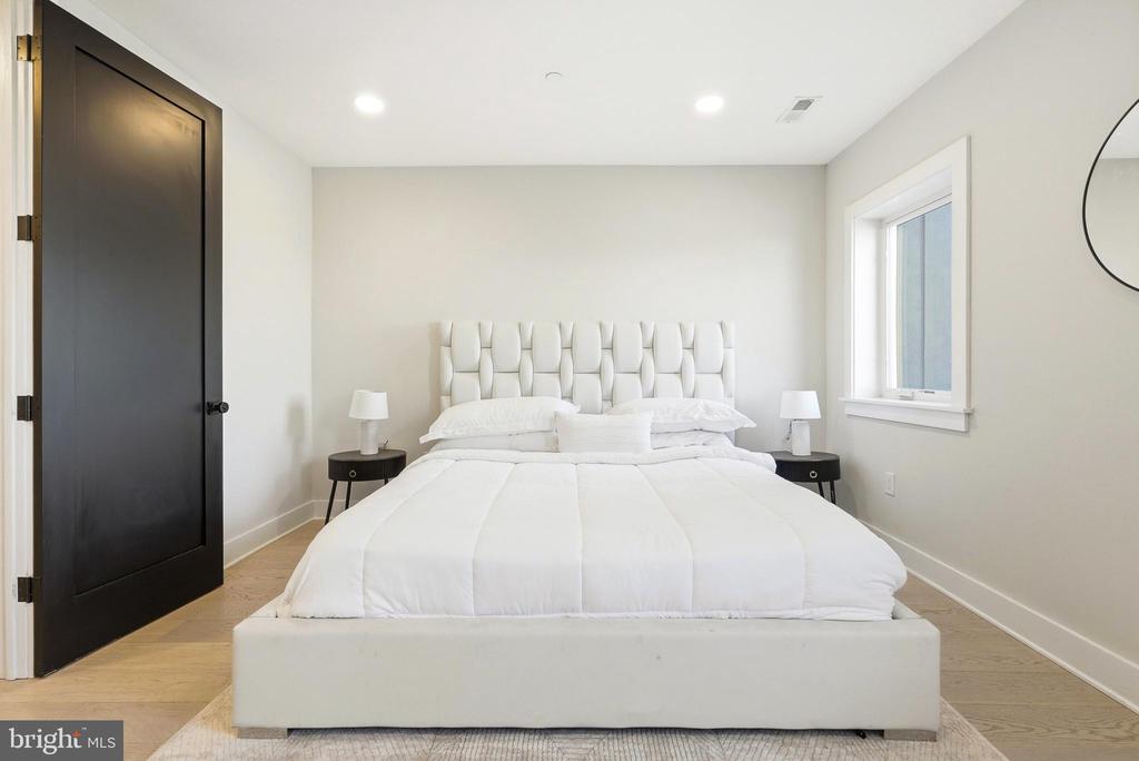 2305 NICHOLSON SE Unit: 202
