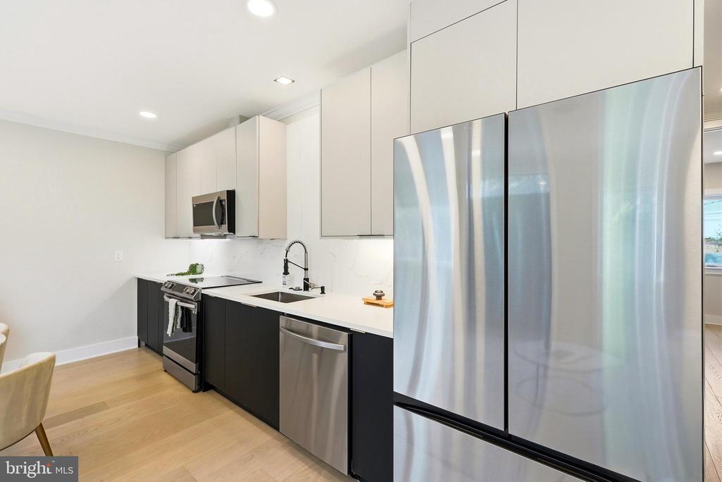 2305 NICHOLSON SE Unit: 202