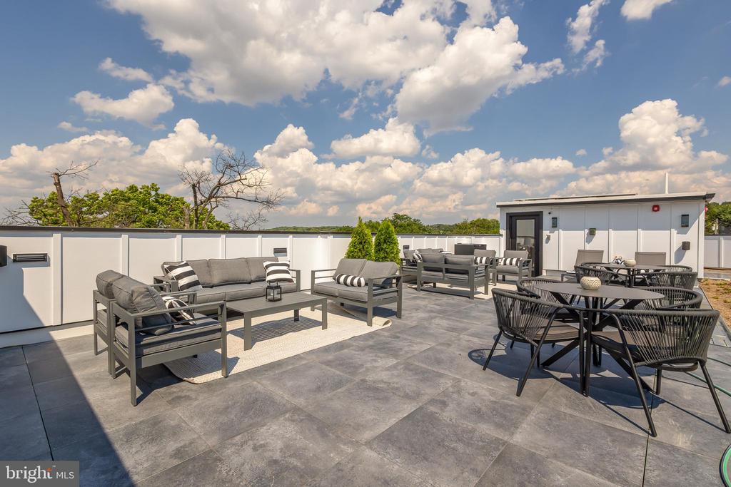 2305 NICHOLSON SE Unit: 202