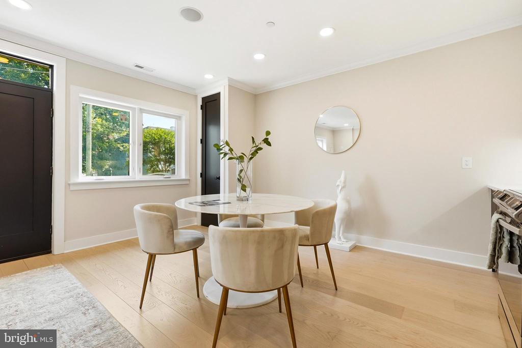 2305 NICHOLSON SE Unit: 202