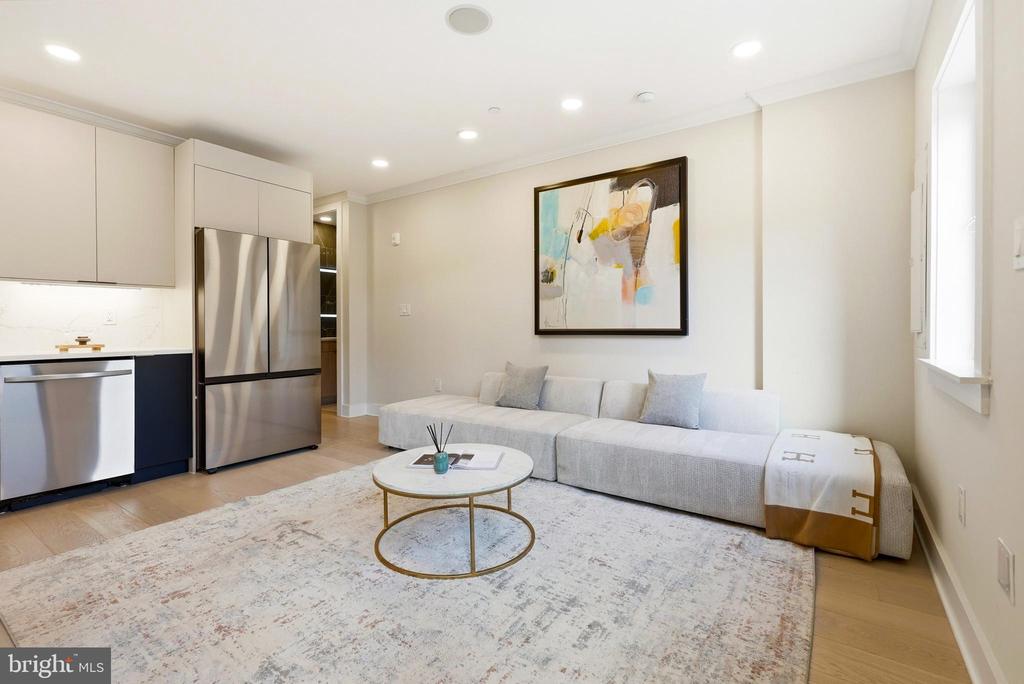 2305 NICHOLSON SE Unit: 202